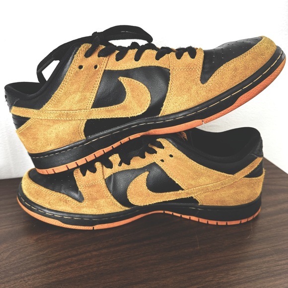 Nike SB Dunk Low Iowa Sneakers - Picture 5 of 10
